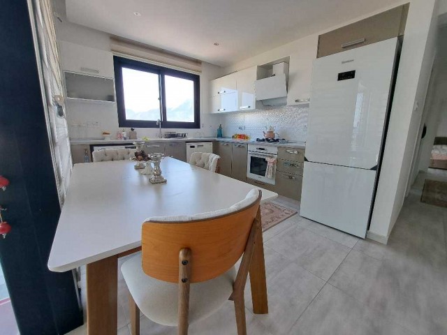 Girne merkezde satılık  2+1 lux eşyalı satılık penthouse 