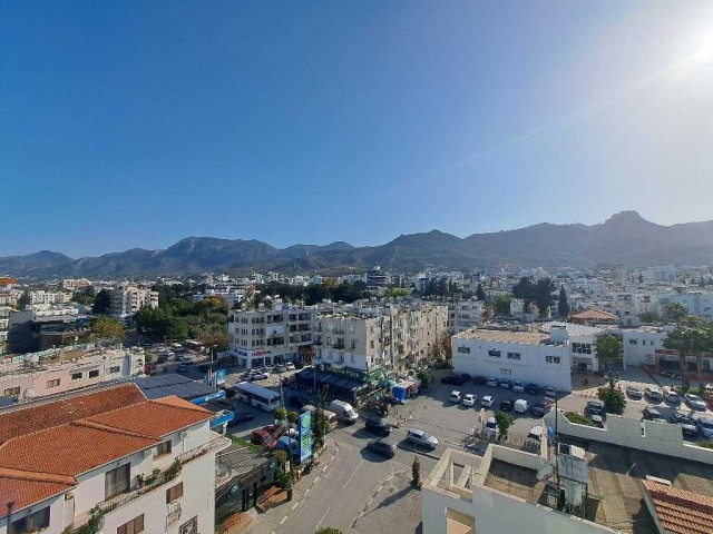 2+1 luxuriös möbliertes Penthouse zum Verkauf im Zentrum von Kyrenia