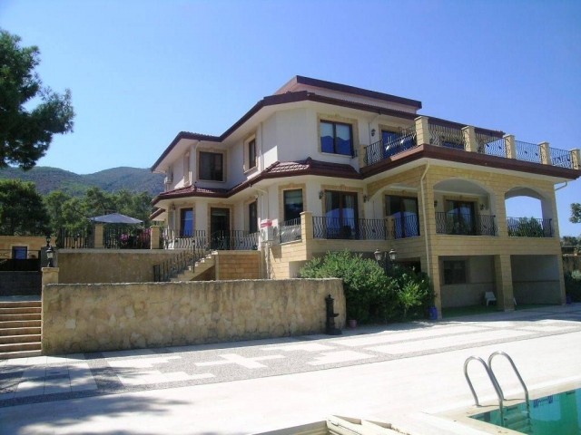 Mansion for sale in Kyrenia with private pool 5+1 1000m2