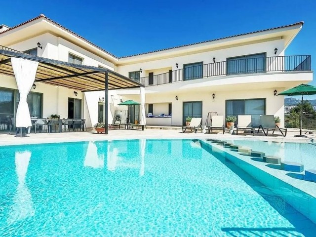 Zu verkaufen! Luxuriöse und geräumige Villa mit 7 Schlafzimmern direkt am Meer