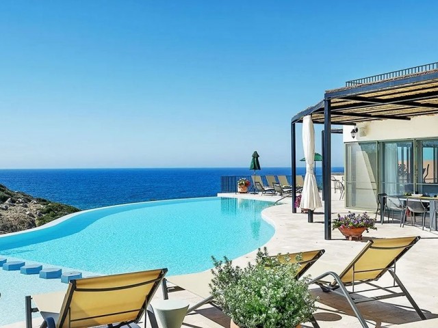 Zu verkaufen! Luxuriöse und geräumige Villa mit 7 Schlafzimmern direkt am Meer