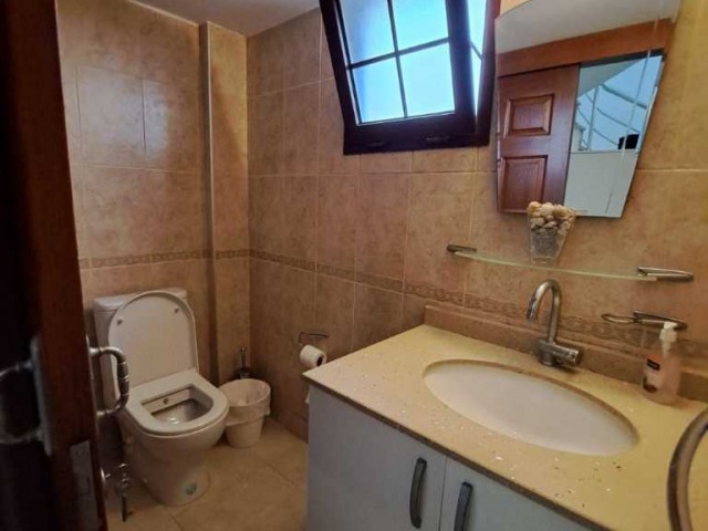 Girne karaoğlanoğlunda kiralık 4+1 180m2 villa 