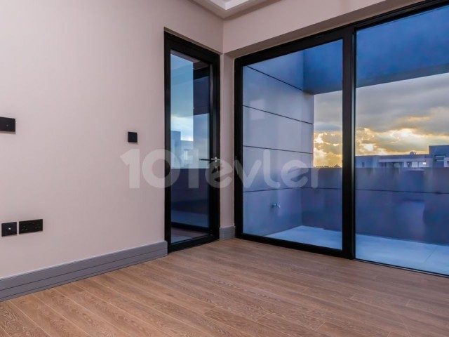 Luxury3+1 225m2 Penthouse with Turkish Title for Sale with Sea View