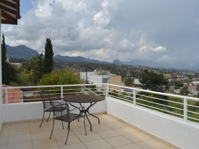 Türkische Hausvilla mit 3 Schlafzimmern zum Verkauf in Esentepe, Kyrenia, mit vollem Meerblick und Kamin, alle Zimmer mit Meerblick