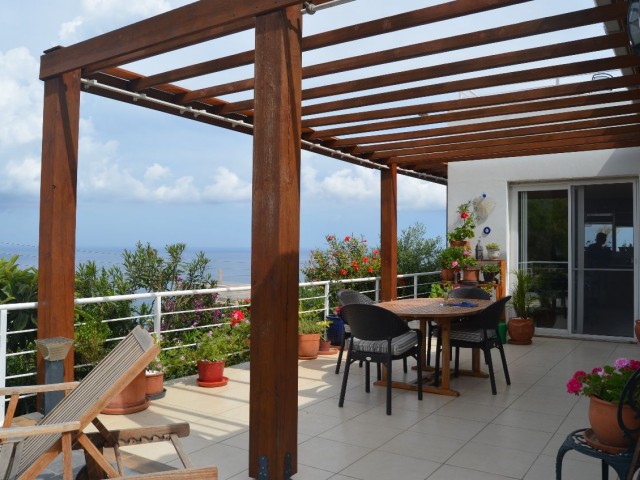 Türkische Hausvilla mit 3 Schlafzimmern zum Verkauf in Esentepe, Kyrenia, mit vollem Meerblick und Kamin, alle Zimmer mit Meerblick