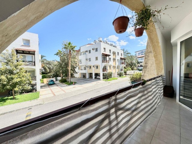 Große und geräumige, komplett möblierte 3+1-Wohnung zum Verkauf an einem sicheren Ort mit Pool im Zentrum von Kyrenia