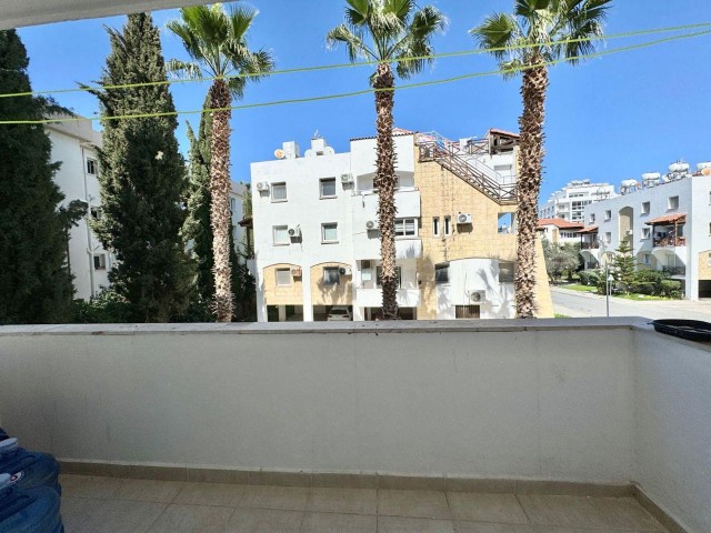 Große und geräumige, komplett möblierte 3+1-Wohnung zum Verkauf an einem sicheren Ort mit Pool im Zentrum von Kyrenia