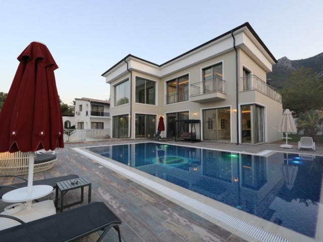 Kıbrıs'ın en gözde bölgelerinden Bellapais'te muhteşem, dağ ve deniz manzaralı 938m2 havuzlu villa