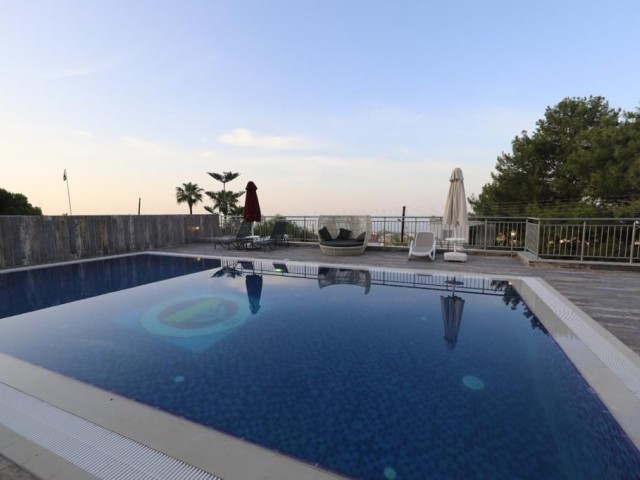 Kıbrıs'ın en gözde bölgelerinden Bellapais'te muhteşem, dağ ve deniz manzaralı 938m2 havuzlu villa