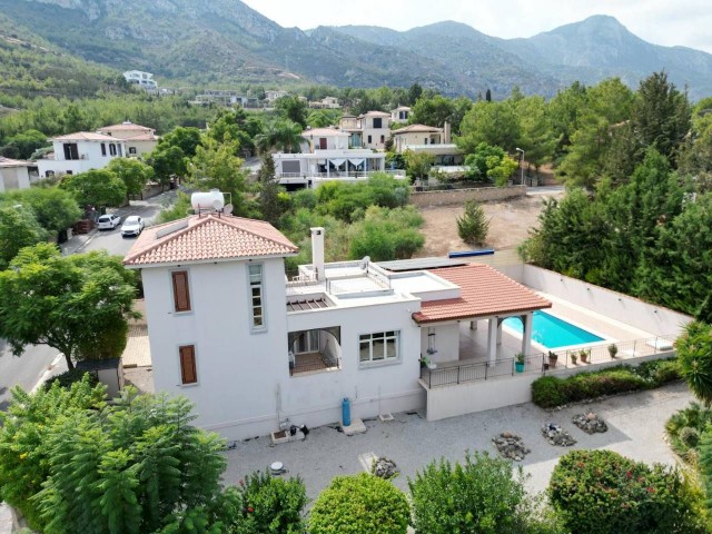 Полностью меблированная отдельная вилла 3+1 с бассейном на продажу в Кирении, район Чаталкёй, с видом на горы и море.