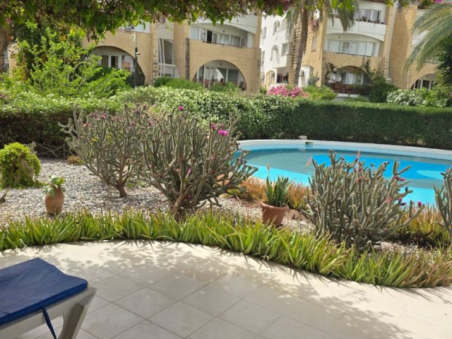 Komplett möblierte 4+1-Maisonette-Penthouse-Wohnung zum Verkauf im Zentrum von Kyrenia mit Pool.
