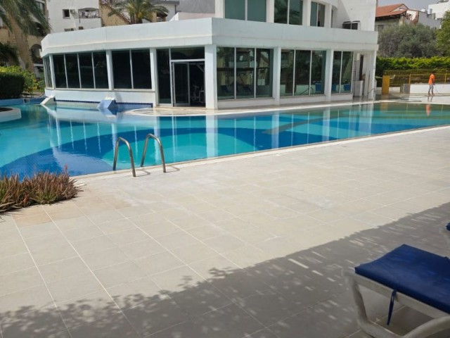 Komplett möblierte 4+1-Maisonette-Penthouse-Wohnung zum Verkauf im Zentrum von Kyrenia mit Pool.