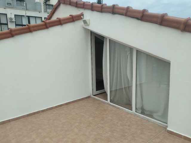 Girne Merkezde Havuzlu site içinde satılık full eşyalı 4+1 dublex penthause daire 