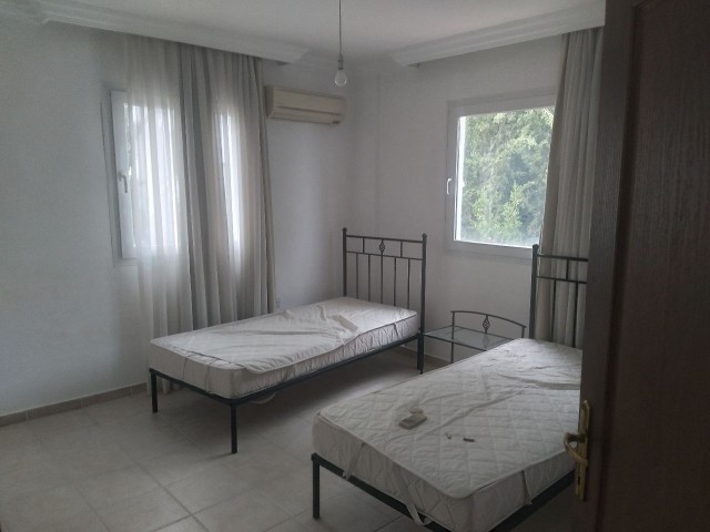 Girne Merkezde Havuzlu site içinde satılık full eşyalı 4+1 dublex penthause daire 