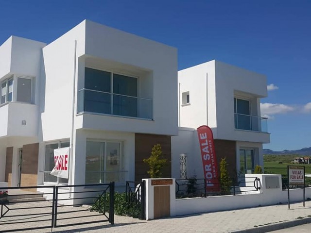 Özel tasarlanmış, Güzel ferah bir salon geniş camlar 3 yatak odalı yeni villa.