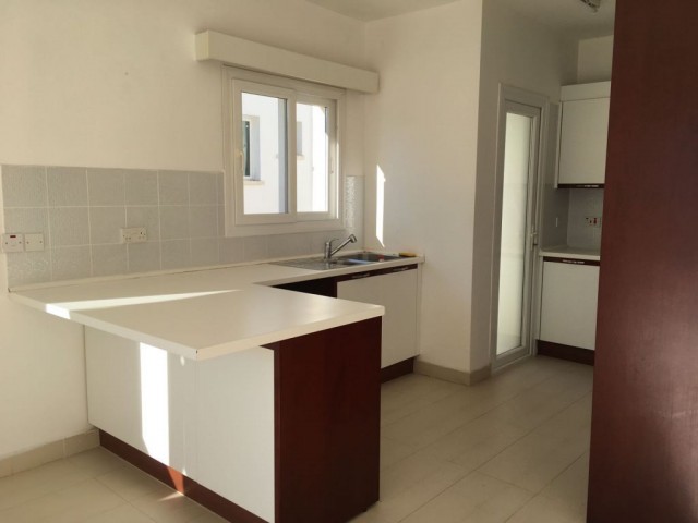 Girne merkez'de çarşı ve yat limanına yürüyüş mesafesinde eşyasız kiralık 3+1 daire