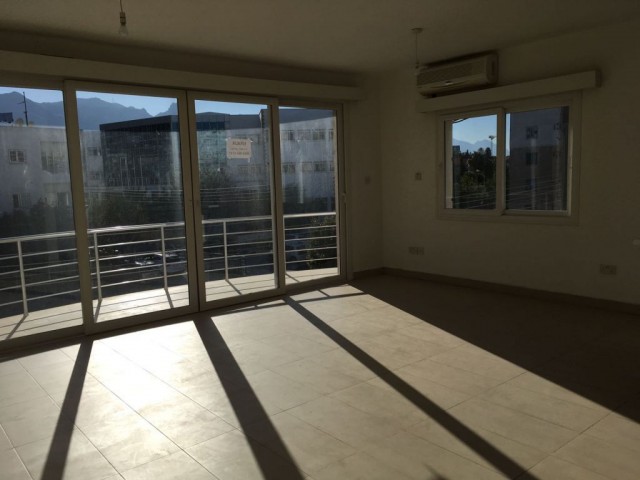 Girne merkez'de çarşı ve yat limanına yürüyüş mesafesinde eşyasız kiralık 3+1 daire