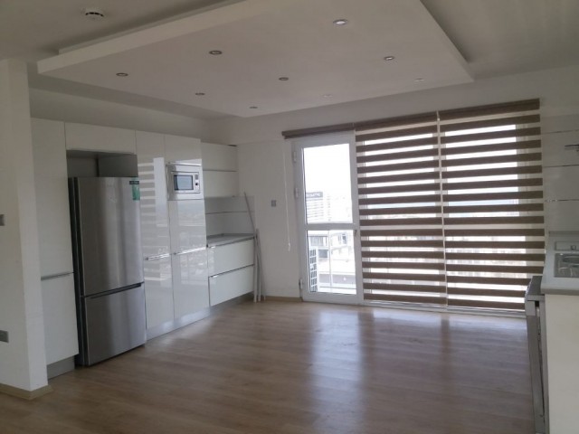 Girne'nin en prestijli caddesi üzerinde , Residence bina'nın 8.katın'da ofis/iş yeri veya daire olarak da kullanılmaya müsait 'deniz manzaralı' lüks 130 m2 / 3+1 daire ..