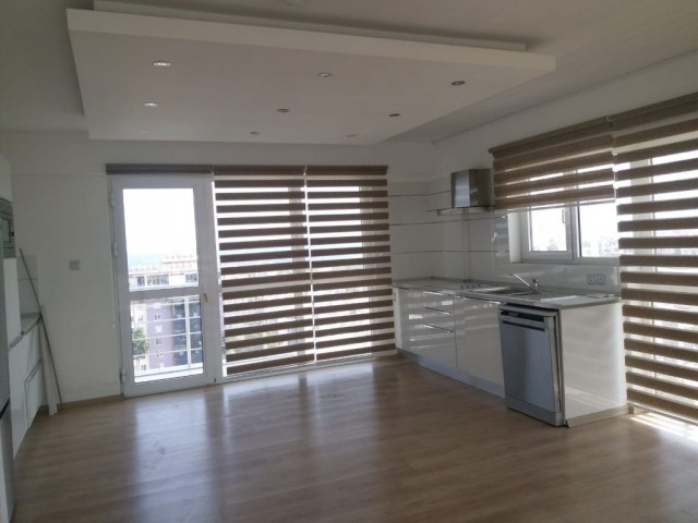 Girne'nin en prestijli caddesi üzerinde , Residence bina'nın 8.katın'da ofis/iş yeri veya daire olarak da kullanılmaya müsait 'deniz manzaralı' lüks 130 m2 / 3+1 daire ..