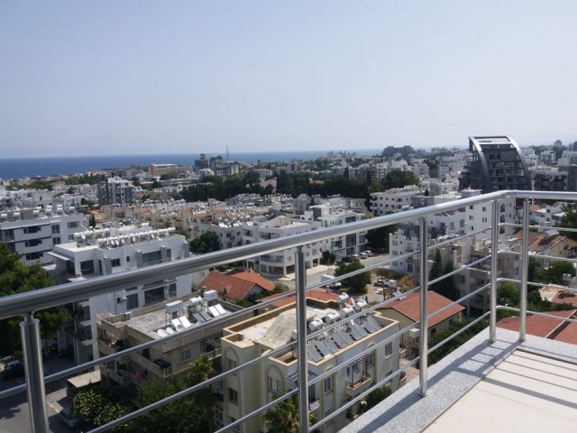 Girne'nin en prestijli caddesi üzerinde , Residence bina'nın 8.katın'da ofis/iş yeri veya daire olarak da kullanılmaya müsait 'deniz manzaralı' lüks 130 m2 / 3+1 daire ..