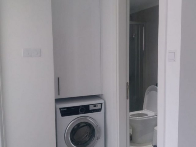 Girne merkez'de ana caddeye yürüyüş mesafesinde , lüks eşyalı kiralık 1+1 daire / 350 stg aylık ödemeli (aidat dahil)