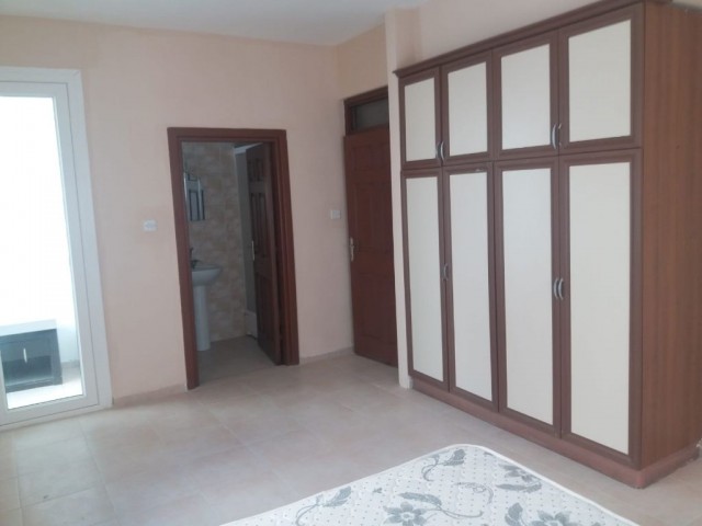 Girne kaşgar bölgesinde 120 m2 yaşam alanına sahip geniş salon ve 2 banyolu satılık 3+1 daire