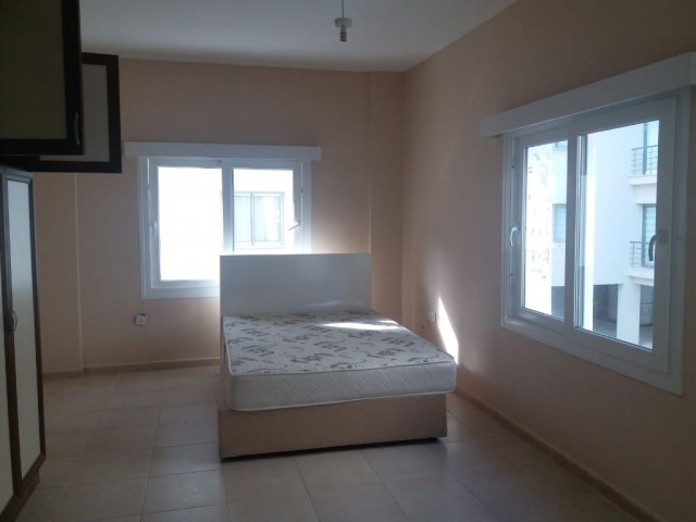 Girne kaşgar bölgesinde 120 m2 yaşam alanına sahip geniş salon ve 2 banyolu satılık 3+1 daire