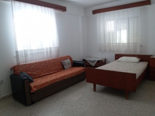 Girne merkez'de devlet daireleri ve 5 yildizli hotellere cok yakin konumda Zemin katta satilik 3+1 / 125 m2 daire..