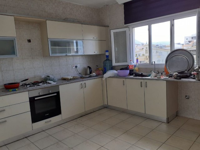 Girne merkez'de dört tarafı balkonlarla çevrili satılık 3+1 penthouse / binada tek penthouse !