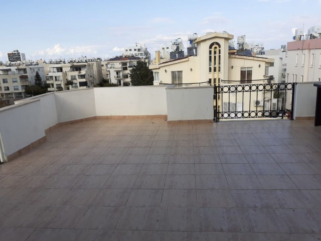 Girne merkez'de dört tarafı balkonlarla çevrili satılık 3+1 penthouse / binada tek penthouse !