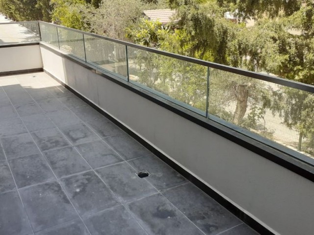 Girne merkez'de lüks ve konforu bir arada bulabileceğiniz , 82 m2 ve 102 m2'lk 2 farklı tip'te seçnekleri ile Hotel rahatlığında yaşam imkanı sunan SATILIK TÜK KOÇANLI DAİRELER