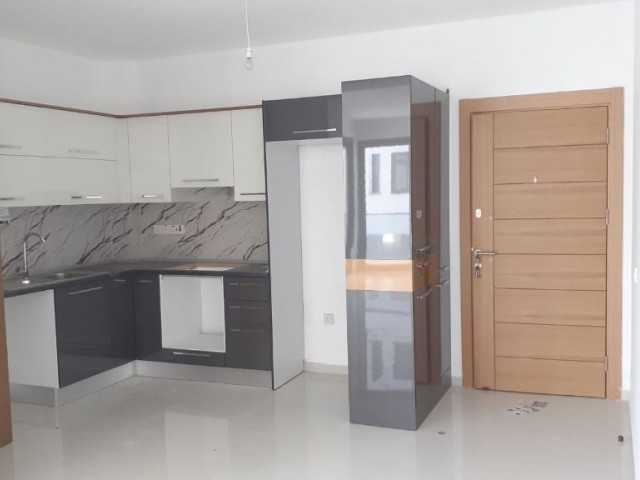 Girne merkez'de lüks ve konforu bir arada bulabileceğiniz , 82 m2 ve 102 m2'lk 2 farklı tip'te seçnekleri ile Hotel rahatlığında yaşam imkanı sunan SATILIK TÜK KOÇANLI DAİRELER