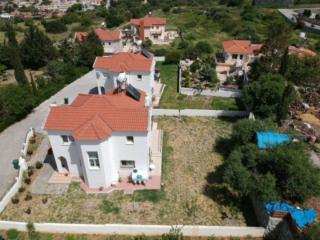 Girne Yeşiltepe'de Harika konum'da 700 m2 bahçe içerisinde SATILIK müstakil villa..