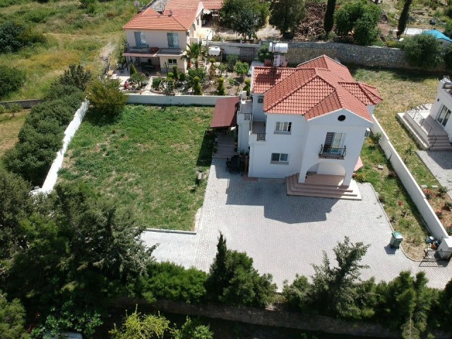 Tolle Lage in Kyrenia Yesiltepe, freistehende villa zum Verkauf in einem 700 m2 Garten.. ** 