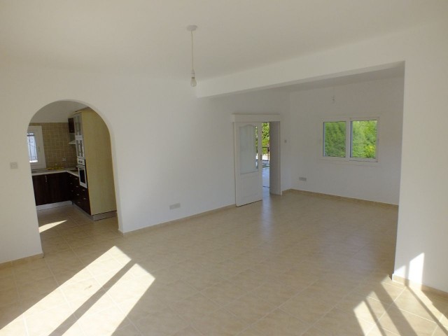 Tolle Lage in Kyrenia Yesiltepe, freistehende villa zum Verkauf in einem 700 m2 Garten.. ** 