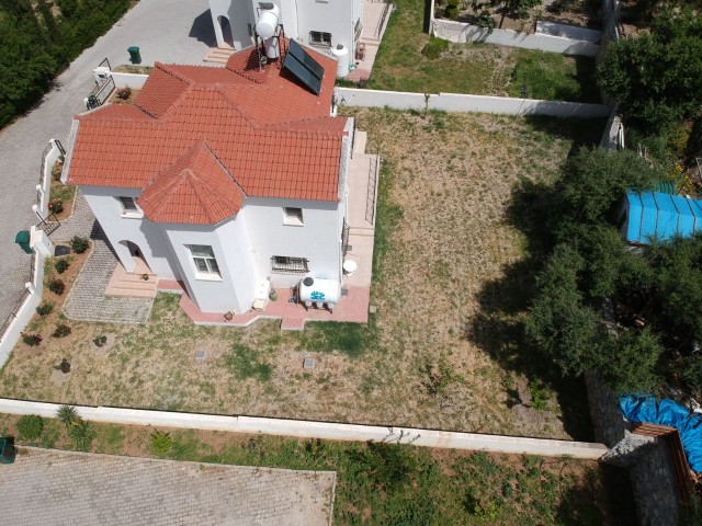 Girne Yeşiltepe'de Harika konum'da 700 m2 bahçe içerisinde SATILIK müstakil villa..