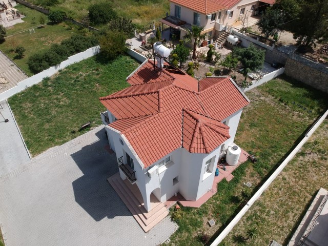 Tolle Lage in Kyrenia Yesiltepe, freistehende villa zum Verkauf in einem 700 m2 Garten.. ** 