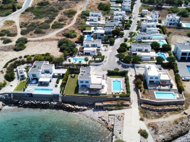 DETACHED Triplex villa with private swimming pool FOR SALE in Çatalköy, 100 meters from the beach. ** 