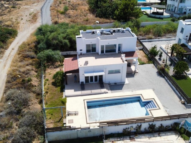 DETACHED Triplex villa with private swimming pool FOR SALE in Çatalköy, 100 meters from the beach. ** 