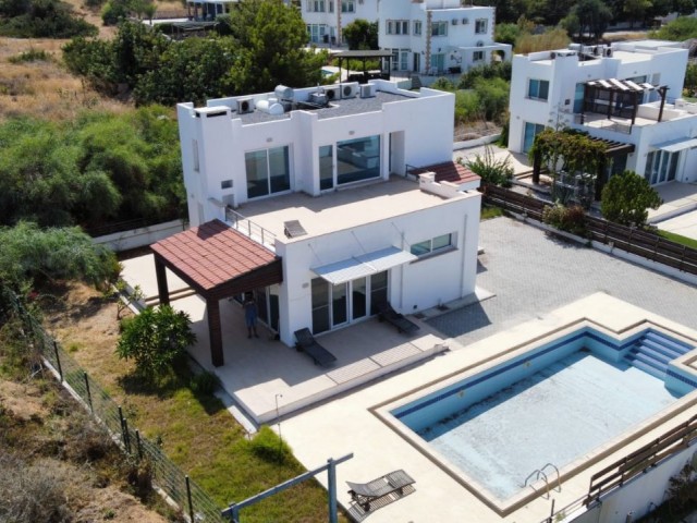 DETACHED Triplex villa with private swimming pool FOR SALE in Çatalköy, 100 meters from the beach. ** 