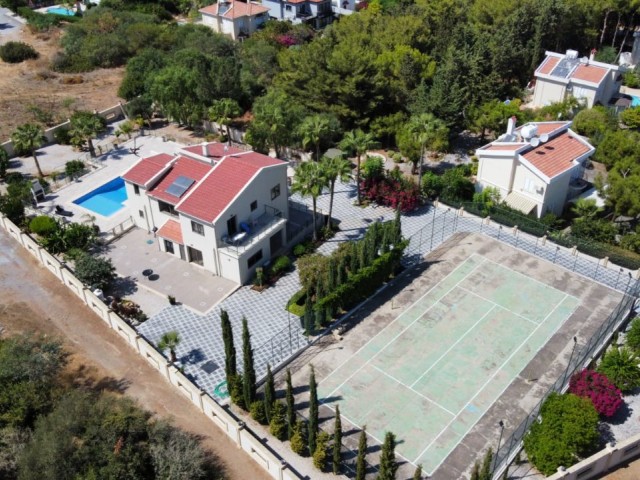 Alsancak'ta harika konum'da ve 2,5 dönüm müstakil arazi içerisinde tenis kortlu ve özel yüzme havuzlu SATILIK lüks villa ..