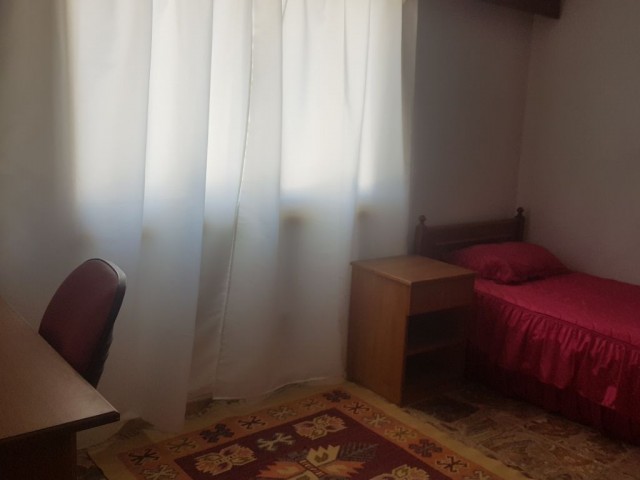 Mağusa karakol bölgesinde kiralık eşyalı 3+1 daire.