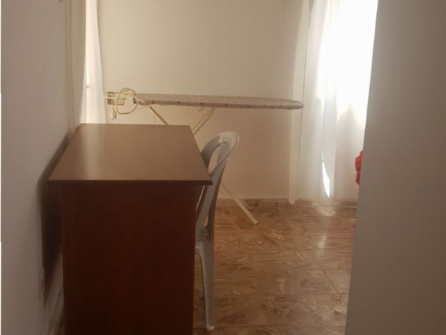 Mağusa karakol bölgesinde kiralık eşyalı 3+1 daire.