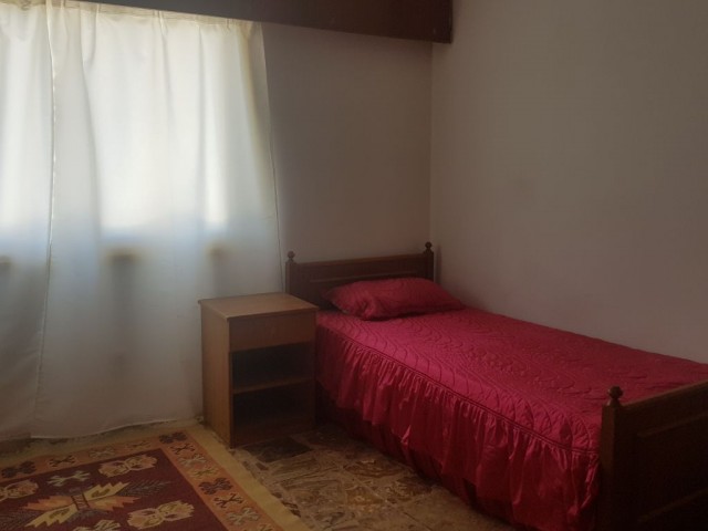 Mağusa karakol bölgesinde kiralık eşyalı 3+1 daire.