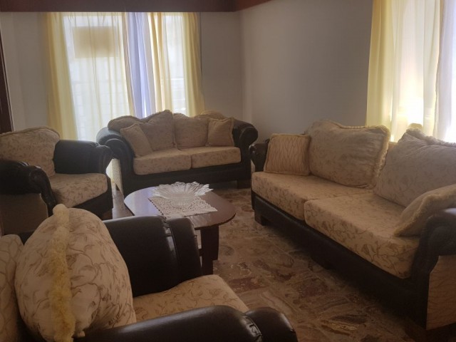 Mağusa karakol bölgesinde kiralık eşyalı 3+1 daire.