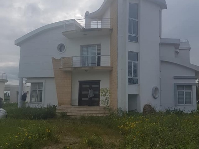 yeniboğaziçinde 3 dönüm araziiçerisinde satılık lüks villa