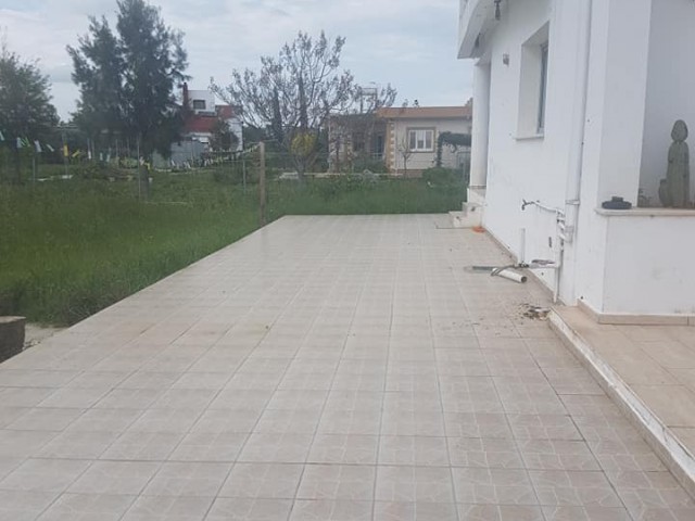 yeniboğaziçinde 3 dönüm araziiçerisinde satılık lüks villa