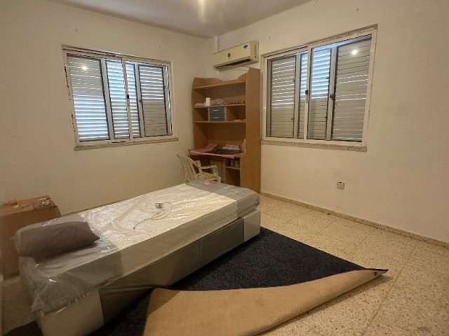1-stöckige 3+1-Wohnung mit türkischem Ehemann zum Verkauf in der Gegend von Famagusta Sakarya