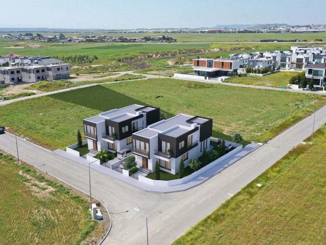  Lefkoşa/Yenikent'de Bölgesinde Muhteşem Konumda Arkası Geniş Yeşil Alana Sahip Tek Müstakil Villa Satılık  