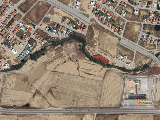 1.5 هکتار زمین درست پشت مدرسه پلیس در منطقه Yenikent نیکوزیا به فروش می رسد